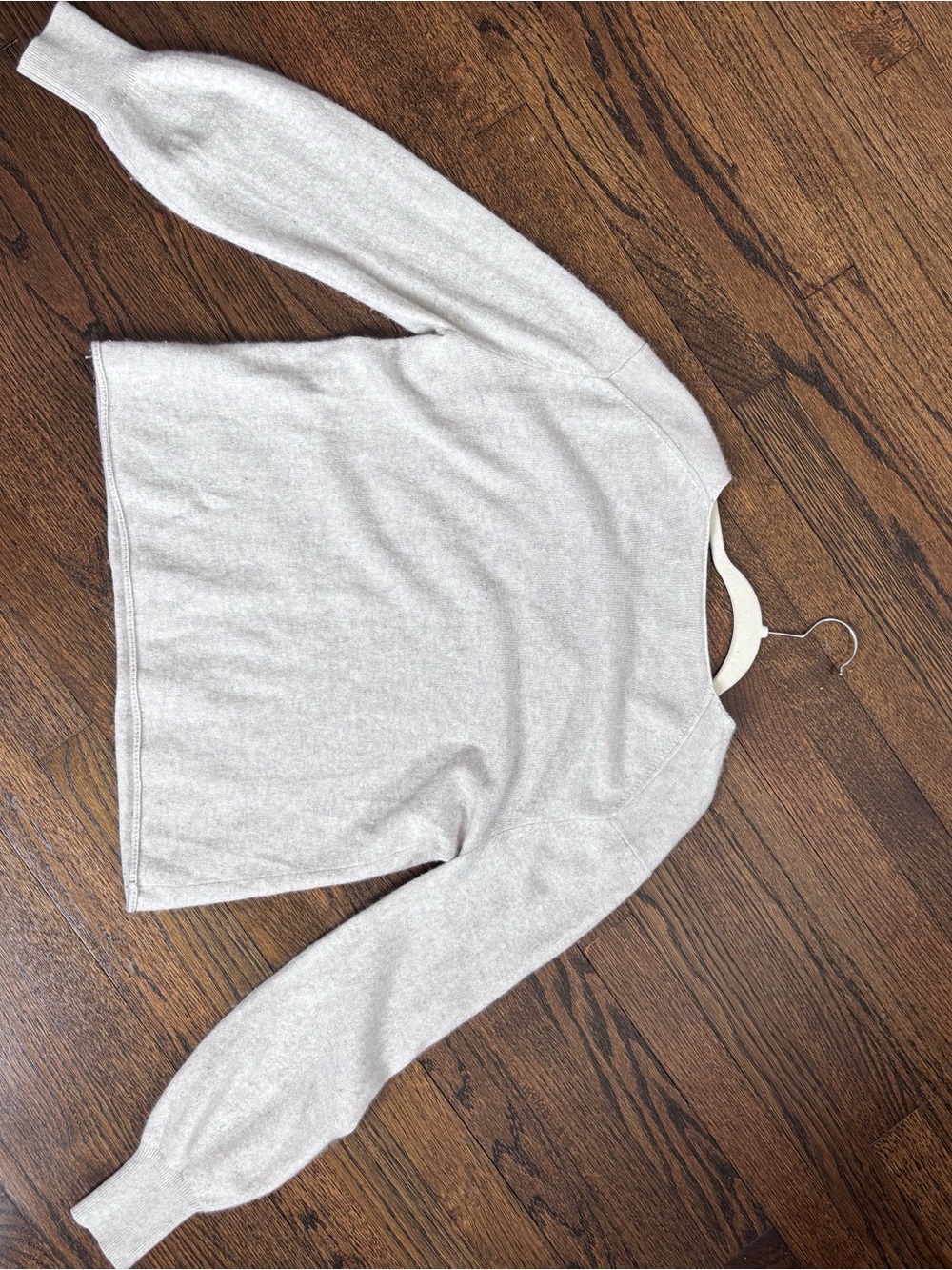 360 Cashmere Light Gray V-Neck Cashmere Sweater spot in pics - Picture 10 of 10